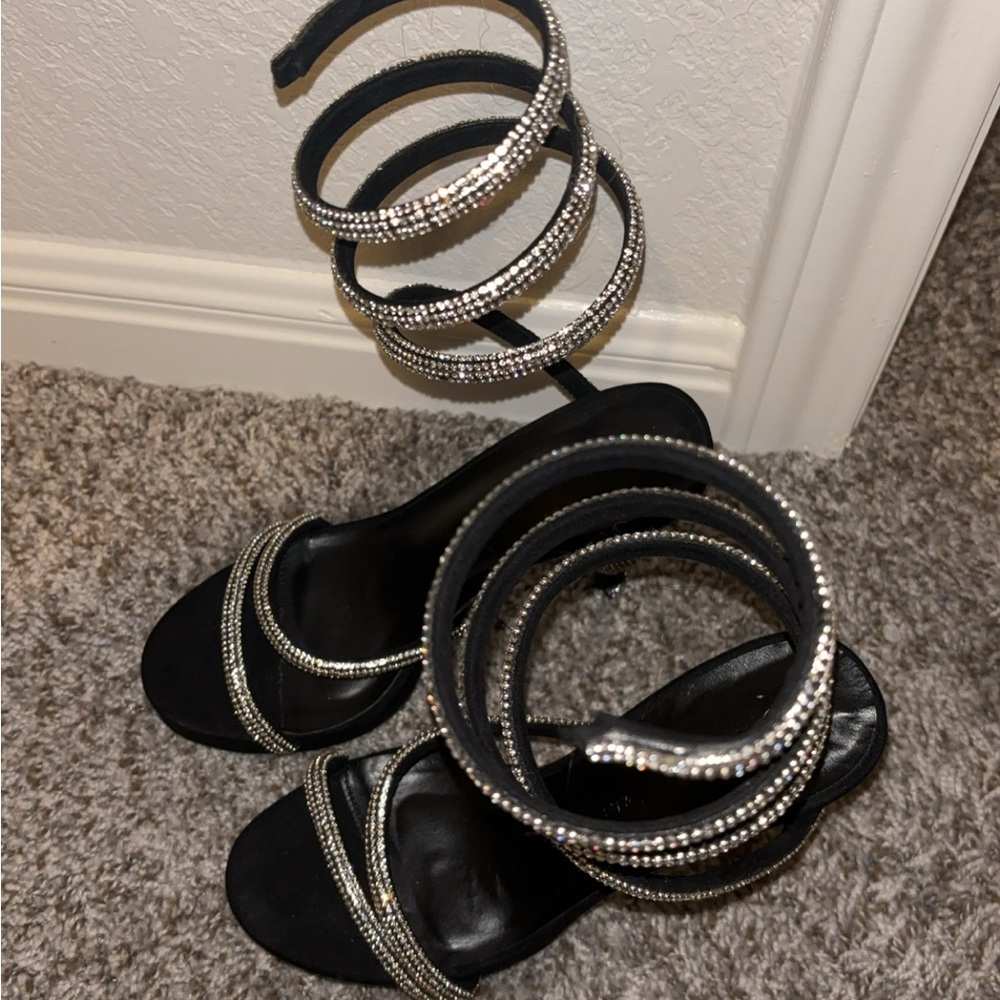 I’m selling these bada$$ heels! 👠 Great for going out in 🔥